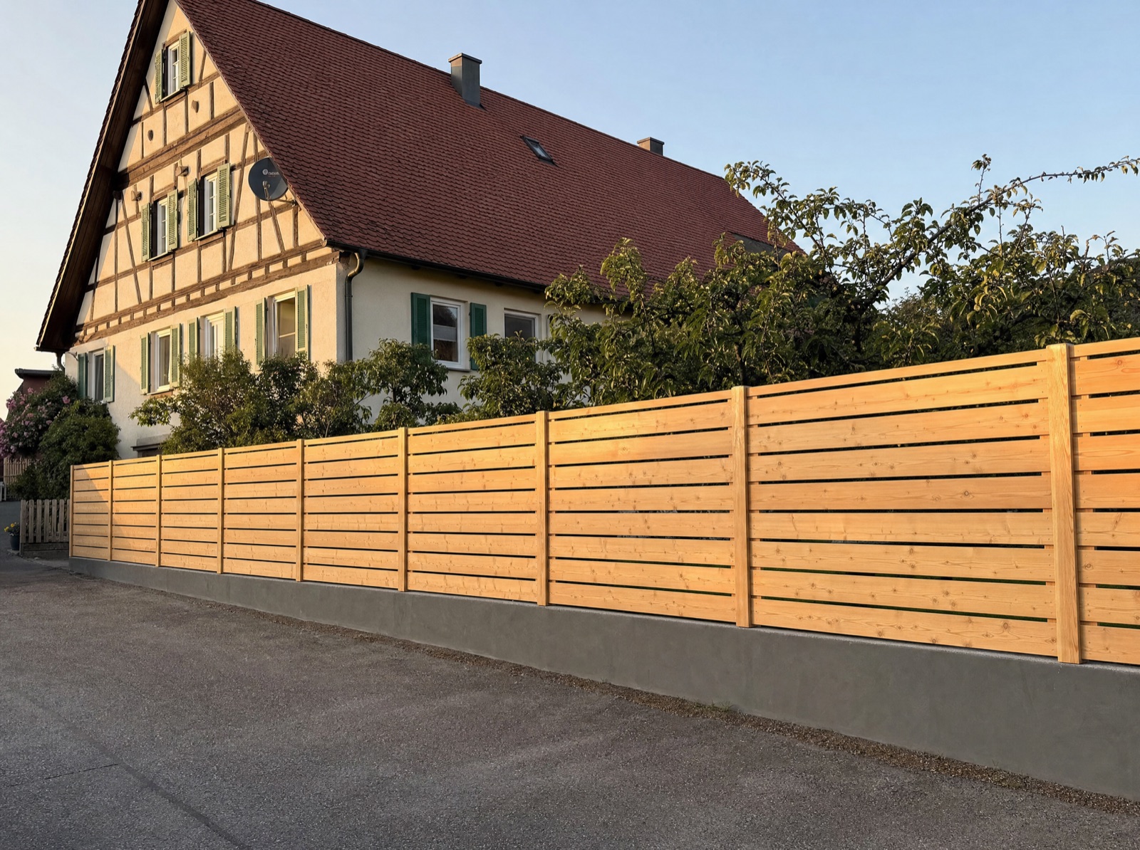 Lärchenholzzaun auf Betonsockel in Bietigheim