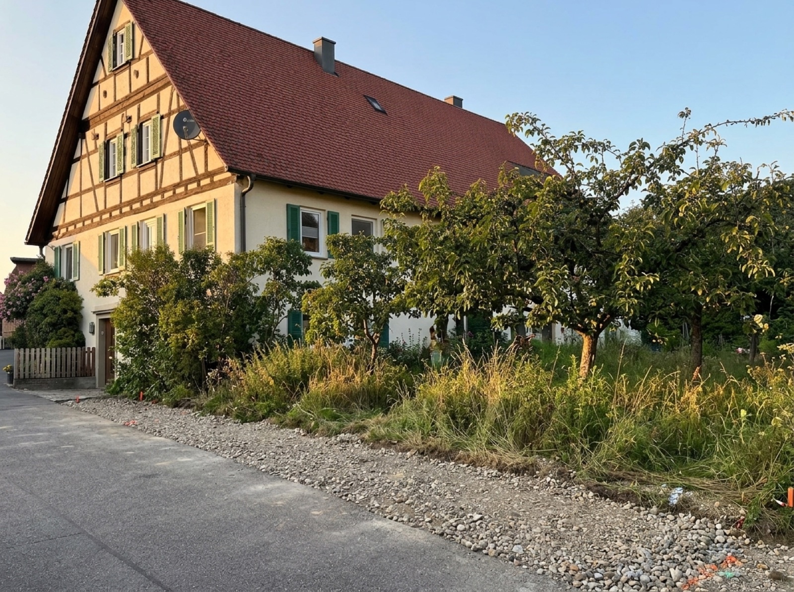 Offene Grundstücksgrenze vor der Montage